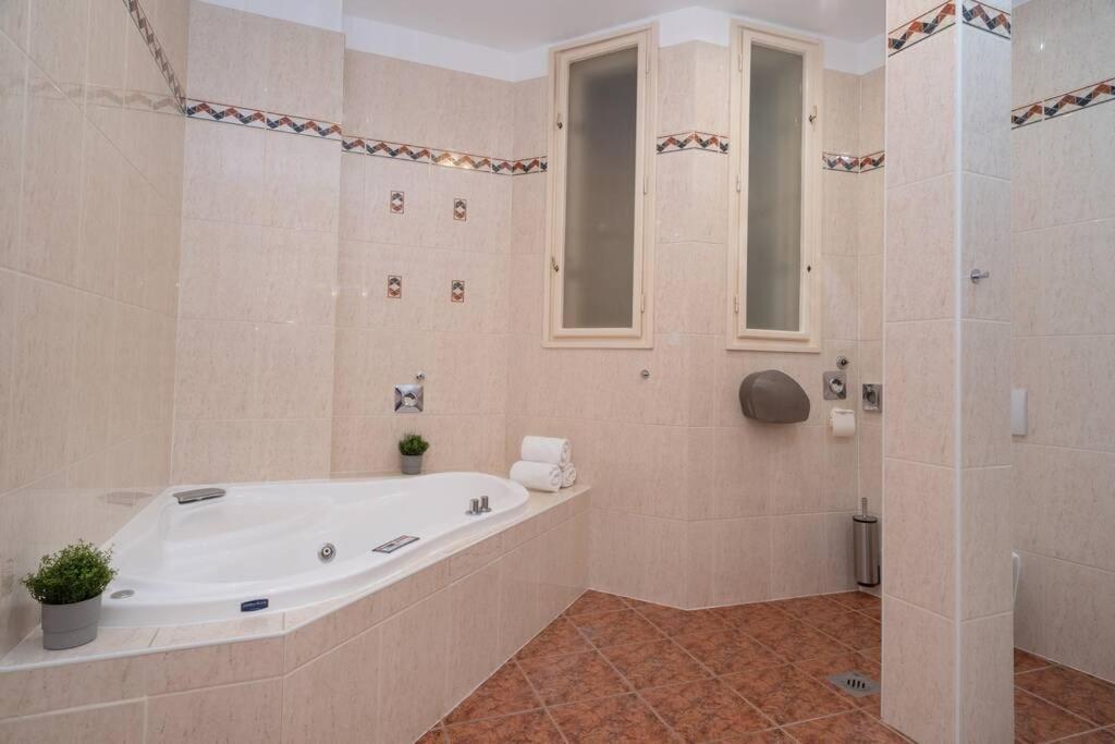 Best Located, 150 M2 5 Bedrooms Apt., 布达佩斯 外观 照片