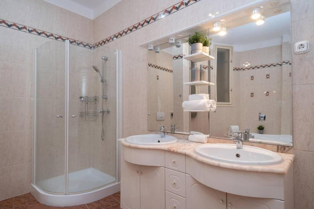 Best Located, 150 M2 5 Bedrooms Apt., 布达佩斯 外观 照片